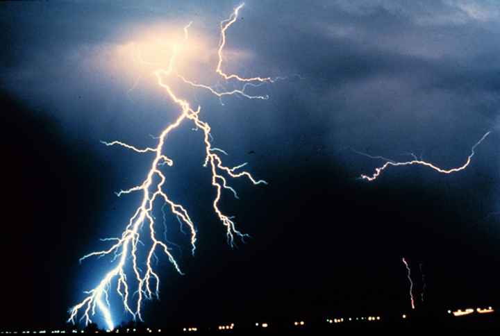 The Positive and Negative Sides of Cloud to Ground Lightning | The Weather  Gamut